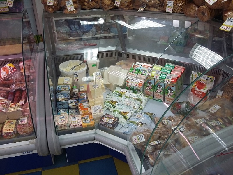 Угловые витрины от завода МариХолодМаш позволили нестандартно разместить продукцию и органично разместить оборудование.